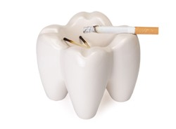 Piękne zęby i papierosy? Duet niemożliwy! Jak palenie rujnuje zęby