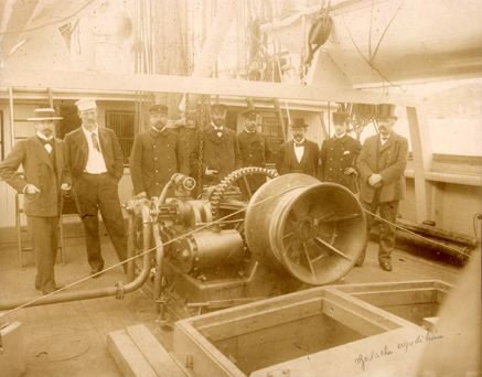 Inspekcja statku "Belgica" (wówczas jeszcze "Patria") przed jego zakupem (1896 rok) Na zdjęciu widoczni min pierwszy z lewej – Adrien de Gerlache i piąty z lewej – Roald Amundsen