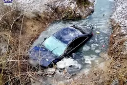 Pijany kierowca Audi zakończył podróż w rowie melioracyjnym