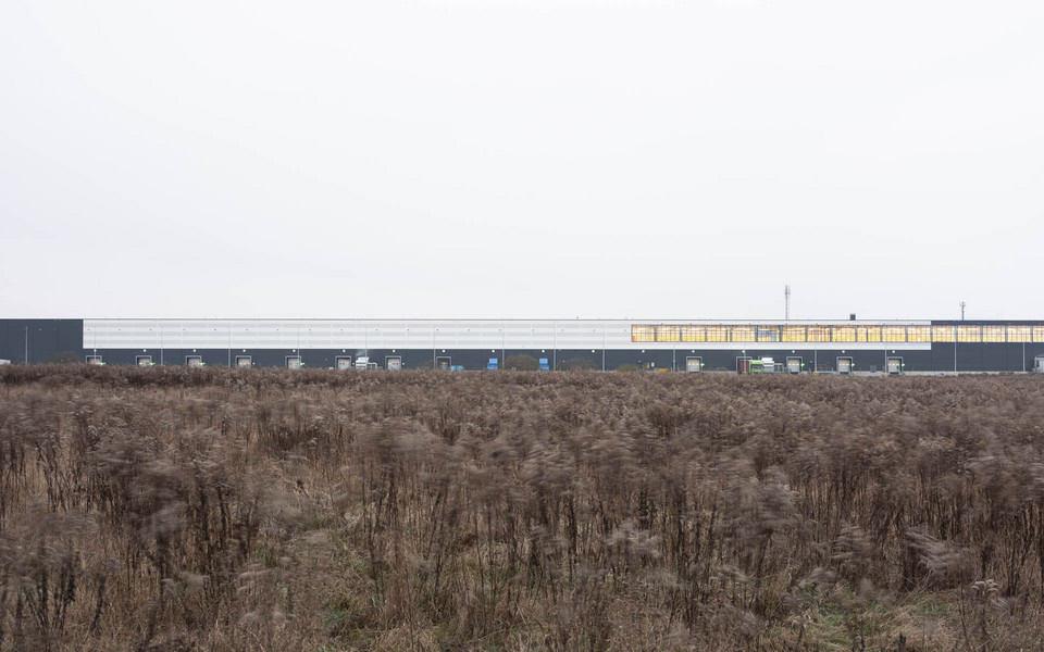 Ta fasada jest kłamstwem (Widok sytuacyjny #9), Amazon Fulfillment Center LCJ3, Łódź, 2020