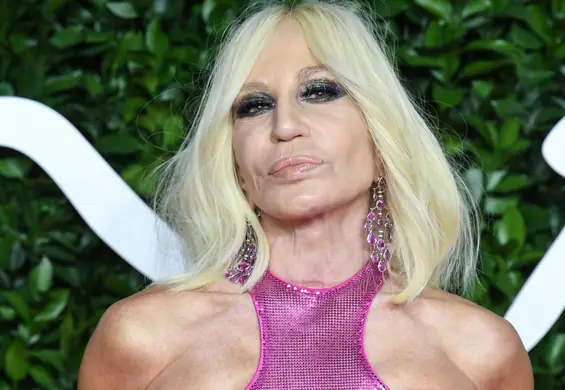 64-letnia Donatella Versace w różowej sukience przypominającej rybią łuskę. Jej stylizacja podzieliła internautów