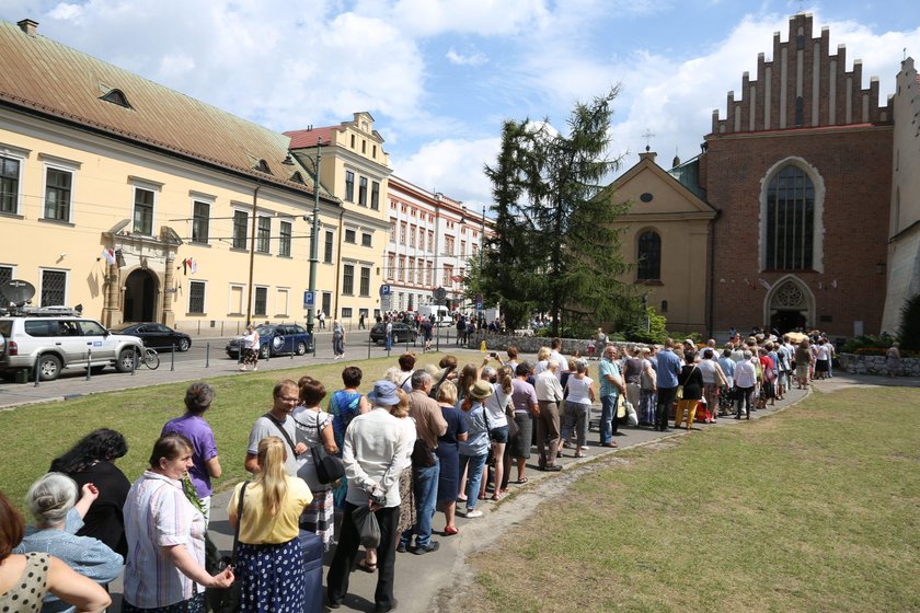 Orszak żałobny kard. Macharskiego