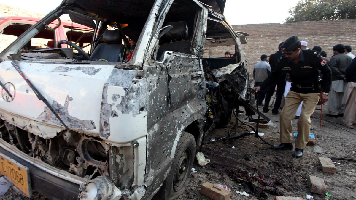 Co najmniej 18 osób zginęło, a kilka zostało rannych dzisiaj na skutek wybuchu samochodu-pułapki w mieście Hangu na terytoriach plemiennych północno-zachodniego Pakistanu - poinformował o źródło policyjne.