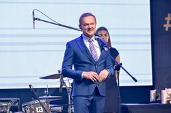 Dlaczego Cezary Pazura nie był na pogrzebie Janusza Rewińskiego? "Niosę swój krzyż"