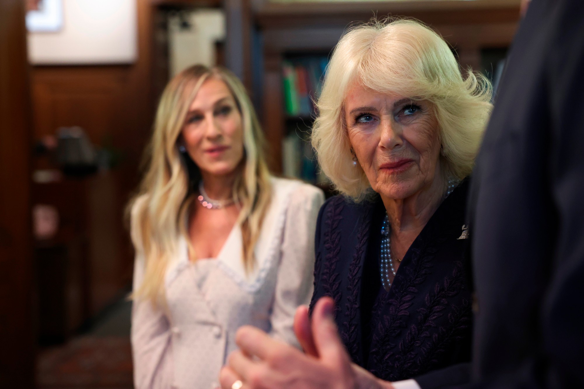 Kráľovná Kamila a herečka Sarah Jessica Parker. 