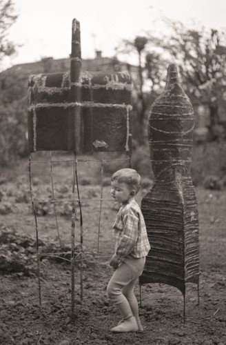 Tomek z rzeźbami ojca (fot. Jerzy Lewczyński)