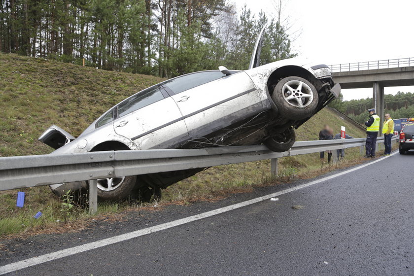 Volkswagen wpadł w poślizg i zawisł na barierkach