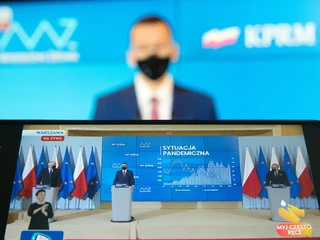 Premier Mateusz Morawiecki, wraz z wicepremierem Jarosławem Gowinem i Adamem Niedzielskim, ministrem zdrowia, przedstawia plan „100 dni solidarności” w walce z pandemią. Warszawa, 21 listopada 2020 r.