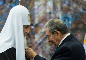 Kiril i Raul Kastro odlikovanje