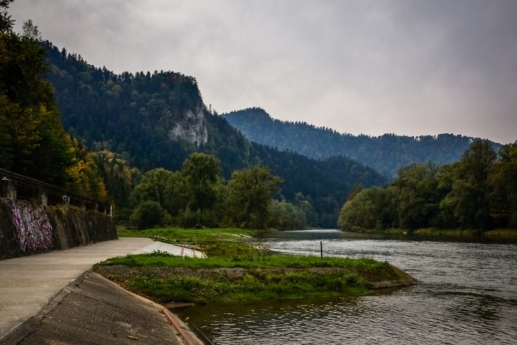 <b>Szczawnica</b><br><br>

Przed zimą warto zadbać o swoje zdrowie i zaplanować wyjazd w miejsce o łagodnym, zdrojowym klimacie. Szczawnica idealnie wpisuje się w te podróżnicze założenia. Jesienną porą możesz przespacerować się zarówno ulicą Zdrojową, chłonąc zabytkowy klimat uzdrowiska, jak i na Palenicę, a nawet, jeśli jesteś odpowiednio przygotowany/przygotowana kondycyjnie, na Trzy Korony.
Spływ Dunajcem ze Sromowców-Kątów do Szczawnicy zajmuje nieco ponad dwie godziny i odbywa się do końca października.