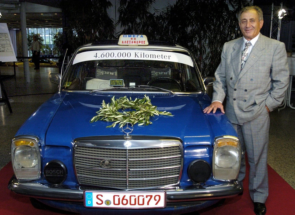 Gregorios u Študgartu prilikom primopredaje automobila u muzej