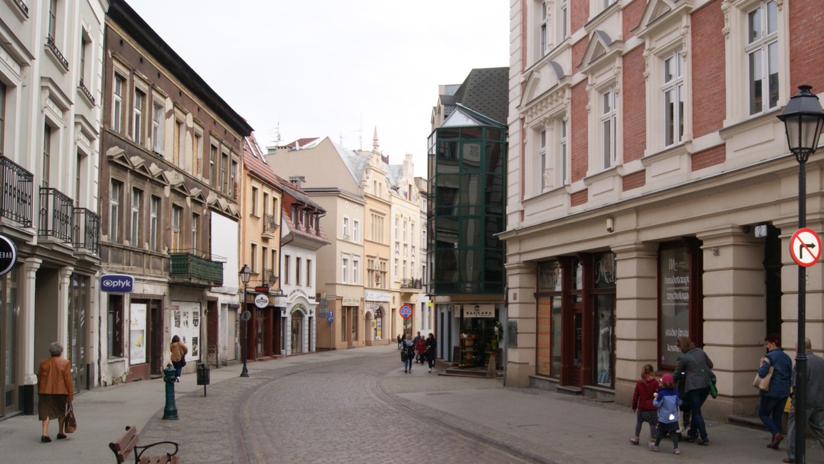 Parking dla samochodów na placu Kościeleckich w Bydgoszczy to już przeszłość. Zamiast niego powstanie wielofunkcyjny, 7-kondygnacyjny budynek. Inwestycja właśnie rusza. Na miejscu pojawiły się już maszyny budowlane - informuje Radio PiK.