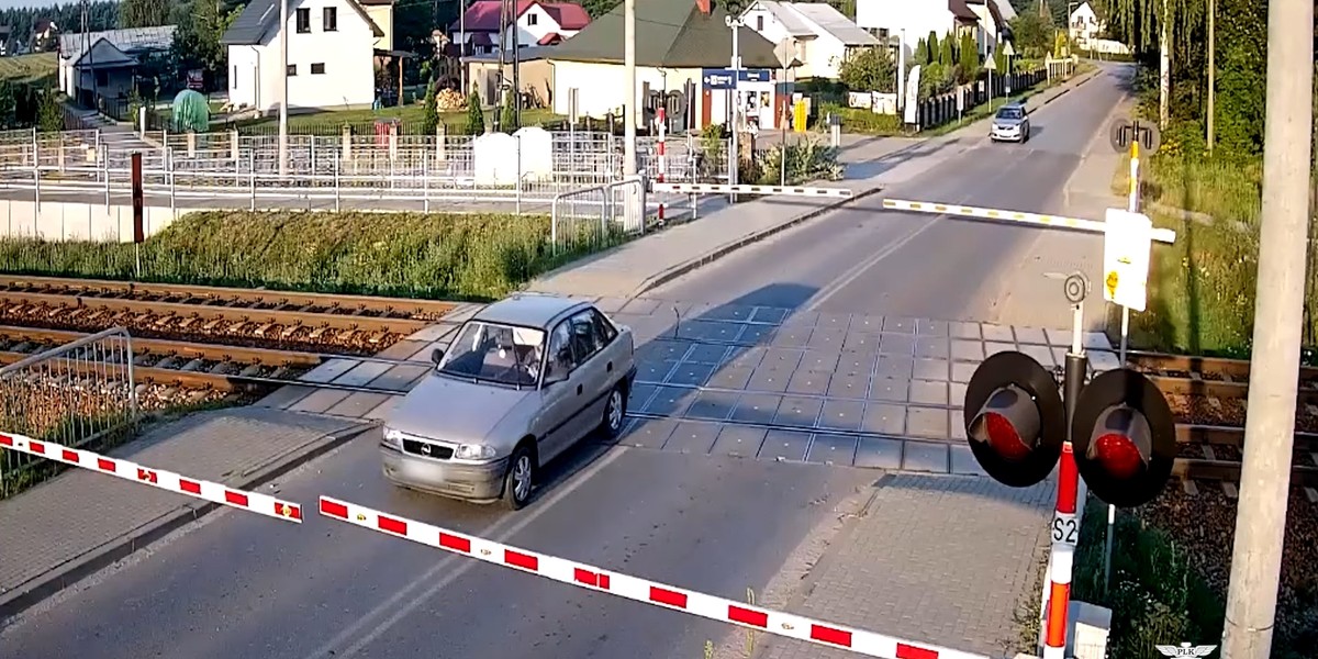 Nie zatrzymały go nawet szlabany. Przejechał jakby ich nie było [NAGRANIE]