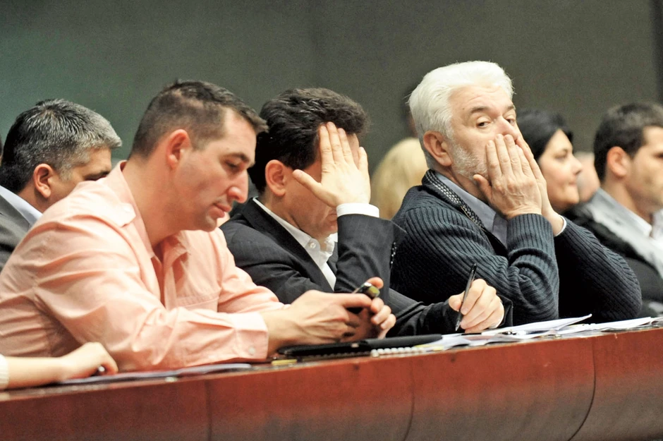 Tako je o dugu govorio (i) Mirko Cvetković: „Zaduženost porasla, ali manje nego što je mogla da poraste. Iduća godina biće u znaku infrastrukturnih investicija… Moći ćemo da kažemo: dužni smo, ali imamo put. Dužni smo, ali imamo most. Dužni smo, ali imamo prugu“