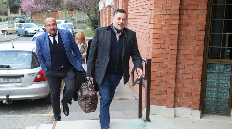 A zenész és az ügyvédje ma újra bevonul a bíróságra, ahol folytatódik a közműlopás miatt indult pere /Fotó: Isza Ferenc