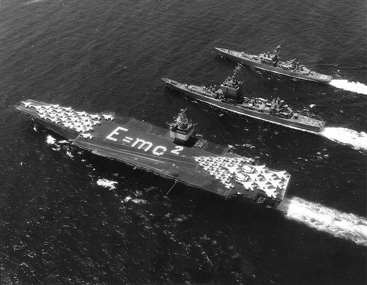 Grupa okrętów atomowych (od lewej): lotniskowiec USS "Enterprise", krążowniki USS "Long Beach" i USS "Bainbridge", 30 czerwca 1964