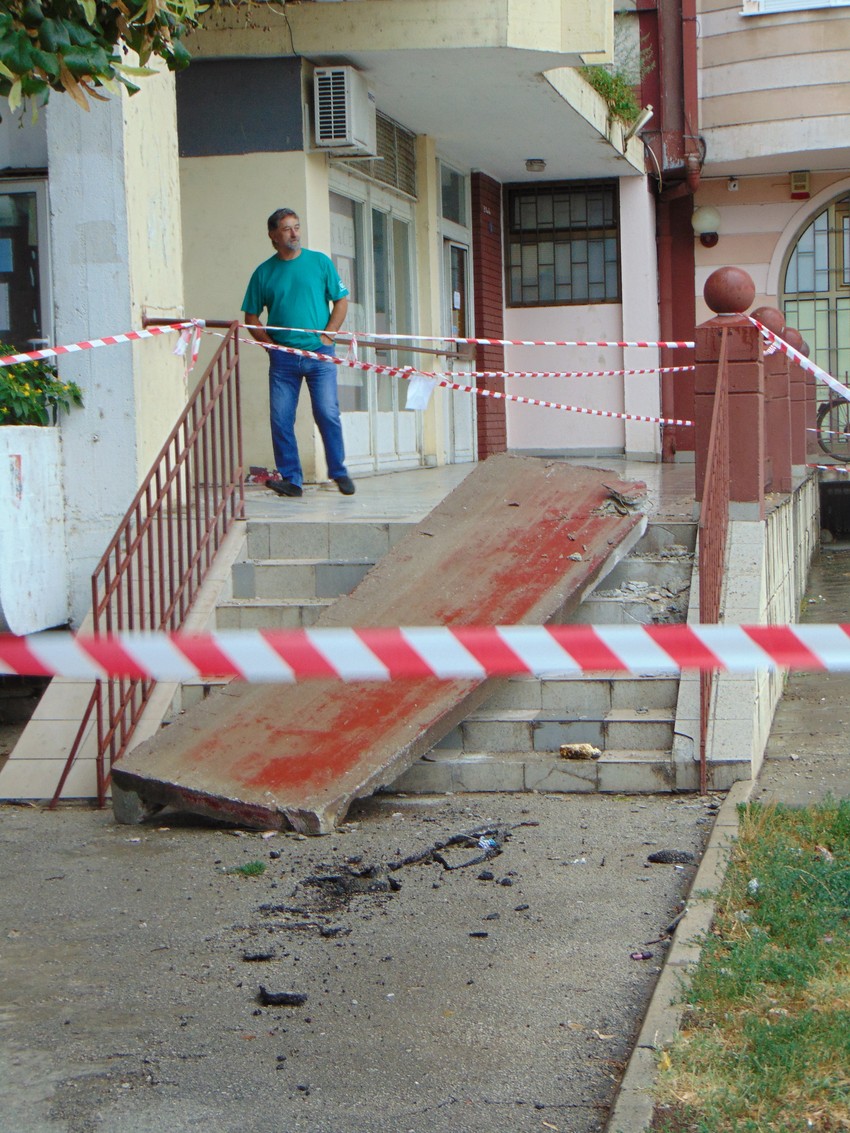 Betonksi zid pao je na stepenište gde se inače deca okupljaju svako veče!