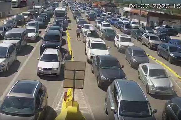 (FOTO) KOLONI VOZILA NE NAZIRE SE KRAJ! Prvog vikenda JULA počele su gužve na graničnim prelazima, a OVDE se definitivno NAJDUŽE čeka