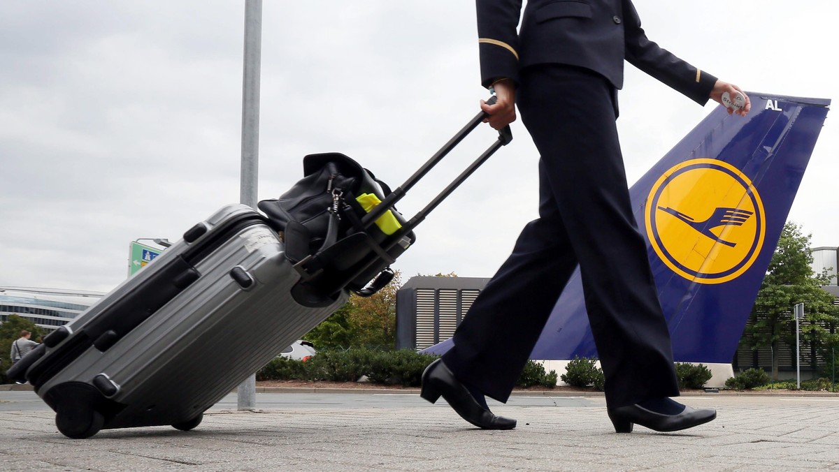 Stewardesy i stewardzi niemieckich linii lotniczych Lufthansa rozpoczną dzisiaj o godz. 14 strajk. Organizator protestu, związek zawodowy Ufo, poinformował, że ośmiodniowa akcja obejmie początkowo lotniska we Frankfurcie nad Menem i Duesseldorfie.