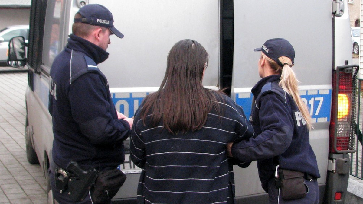 Policjanci z Kluczborka ustalają, co stało się w mieszkaniu w Wołczynie, niedaleko Kluczborka. Według ustaleń w jednym z nich miało dojść do awantury, podczas której raniony nożem został 54-letni mężczyzna. Zatrzymano pijaną podejrzaną w tej sprawie. Miała 2,5 promila alkoholu w organizmie.