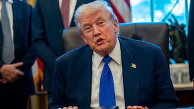 trump zapytany o ograniczenie militarnego wsparcia usa. "europa musi uważać"