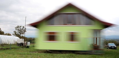 Miał dość skarg żony i ciągłego remontu, więc wybudował to cudo. To najprawdziwszy dom obrotowy