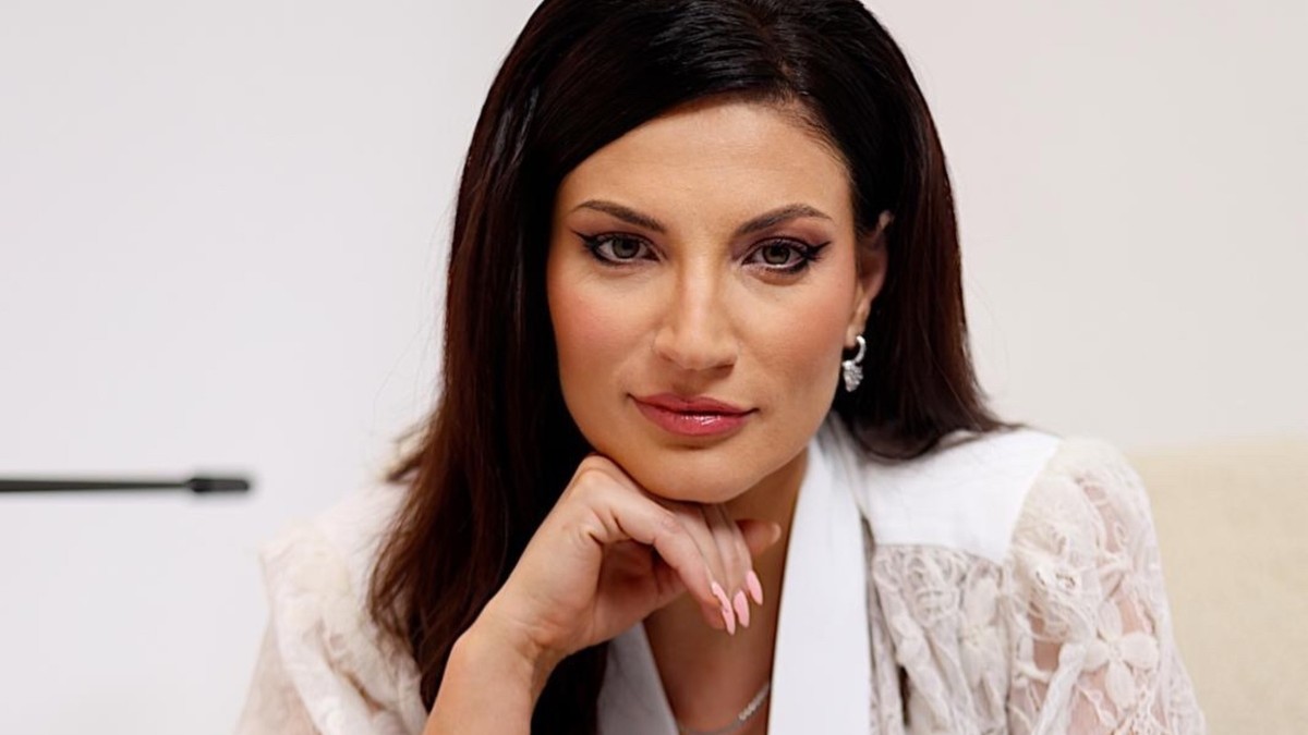 Procedura la care a apelat Ioana Ginghină la 49 de ani: „Înțepată din cap până în decolteu” 