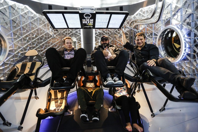 Dragon V2 został wyniesiony na niską orbitę okołoziemską przez rakietę Falcon 9, która również jest autorskim projektem firmy SpaceX.