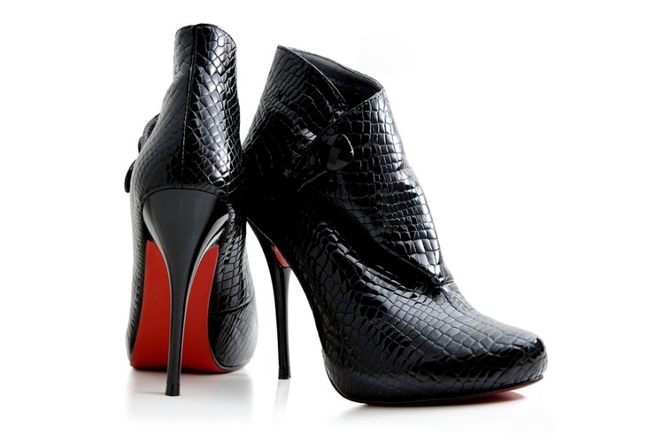 W Cleveland prawo zakazuje kobietom nosić obuwie ze skory, by mężczyźni nie oglądali ich nóg odbijających się w wypastowanych butach.