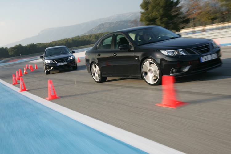 Żadnej pod- i nadsterowności