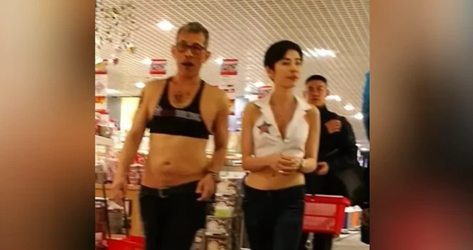 Kralj Tajlanda sa devojkom u skandaloznom autfitu