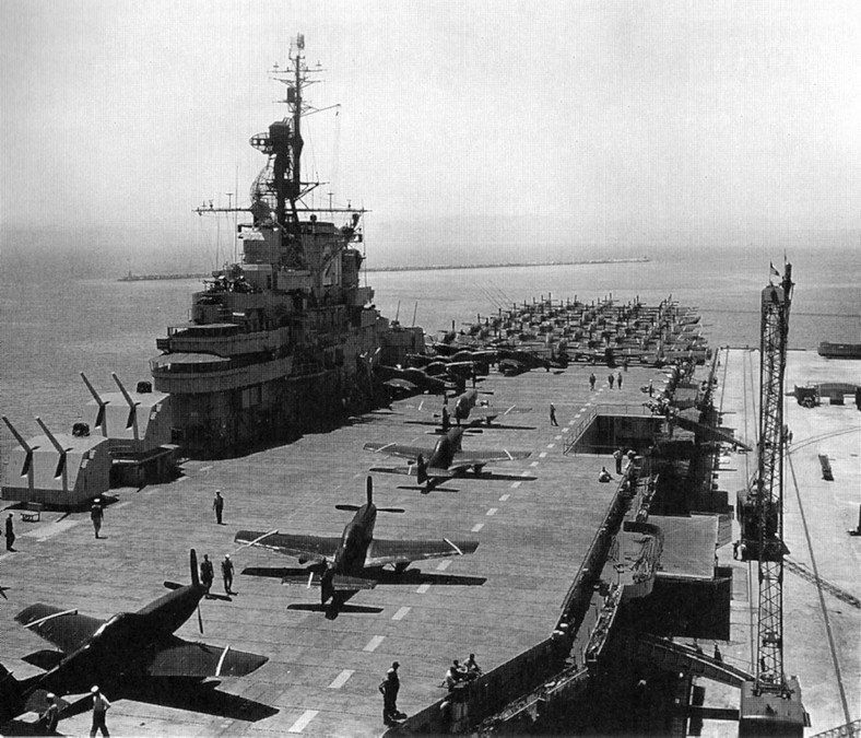 USS Boxer - lotniskowiec klasy Essex z widocznymi na pokładzie F-51 Mustang podczas wojny koreańskiej