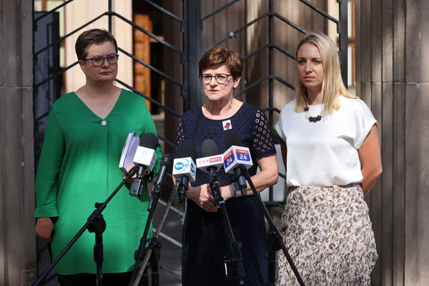 Warszawa, 19.08.2022. Posłanki KO: Katarzyna Lubnauer (L), Krystyna Szumilas (C) i Kinga Gajewska (P)