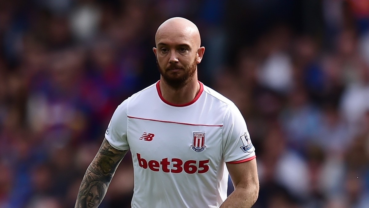 Stephen Ireland, zawodnik Stoke City, na początku czerwca wziął ślub z Jessicą Lawlor. Do ołtarza piłkarz poszedł z kontuzją. Teraz w rozmowie z magazynem "Hello!" sportowiec wyznał, że nigdy nie pozwoliłby na przełożenie tak ważnej uroczystości ze względu na uraz.