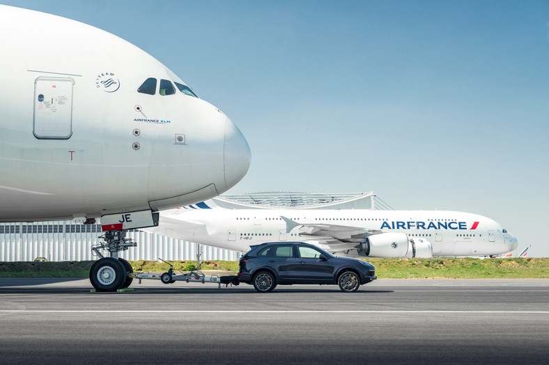 Rekord Guinnessa: Porsche Cayenne pociągnął 285-tonowego Airbusa A380