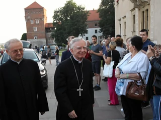 Arcybiskup Marek Jędraszewski (z prawej) podczas obchodów 70 . rocznicy urodzin Lecha Kaczyńskiego. Kraków, 18.06.2019.