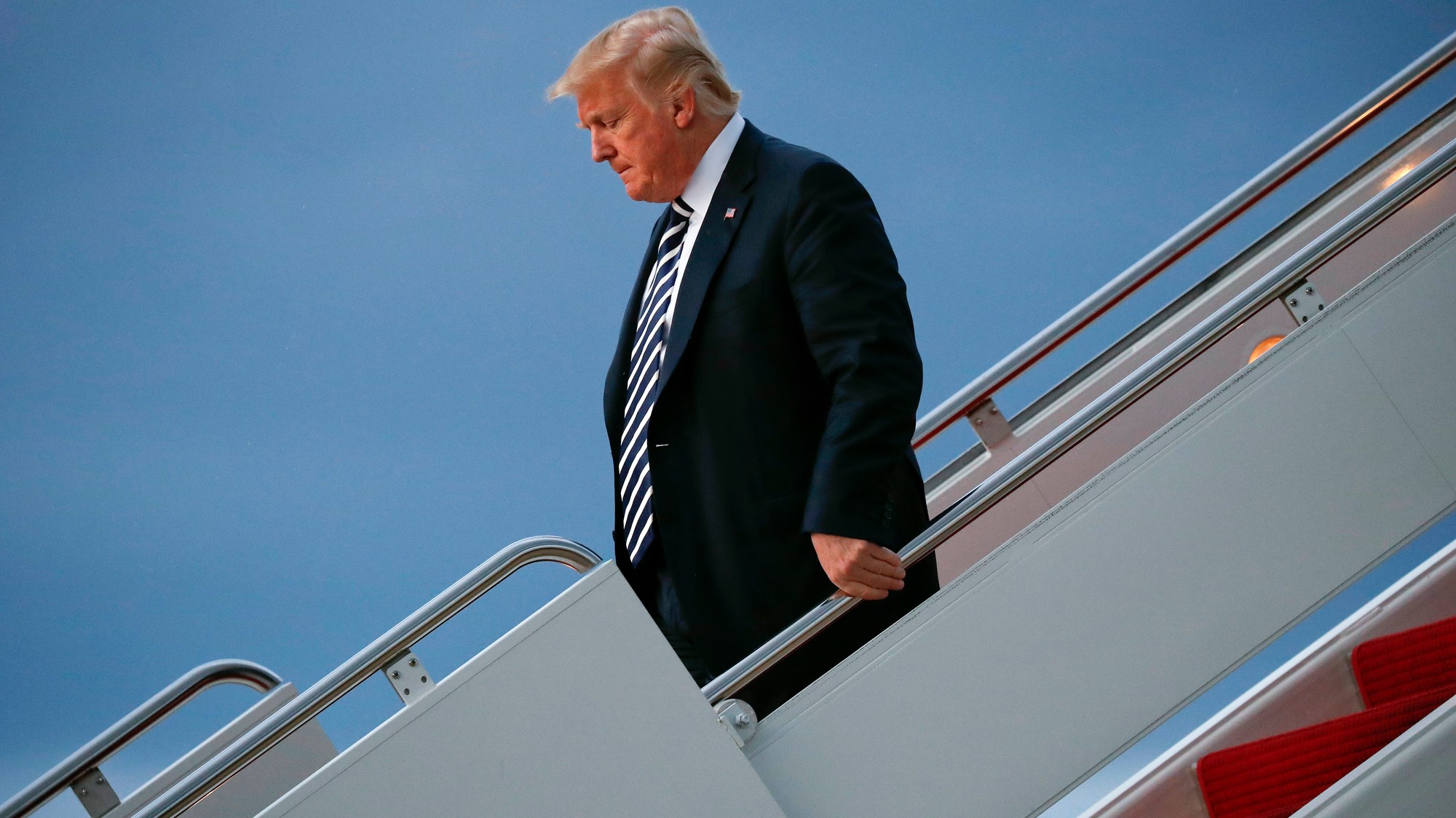 Donald Trump vystupuje z lietadla - ilustračné foto