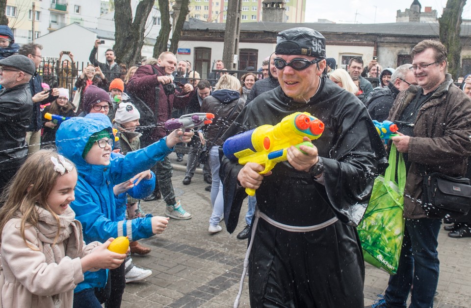 Śmigus-Dyngus w Łodzi. Zobacz bitwę wodną przed kościołem