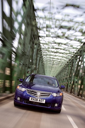 Auto napędzają trzy silniki - benzynowe 2.0/156 KM i 2.4/200KM ...