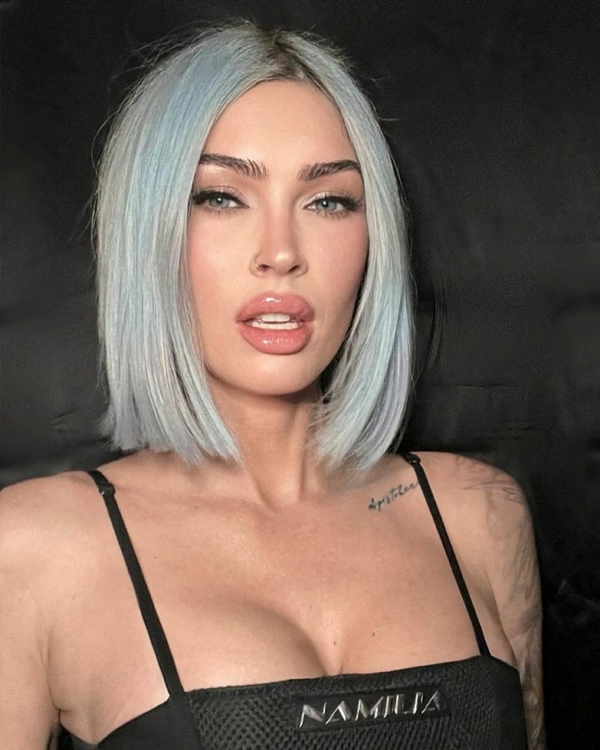 Megan Foks sa svetloplavom bojom kose 