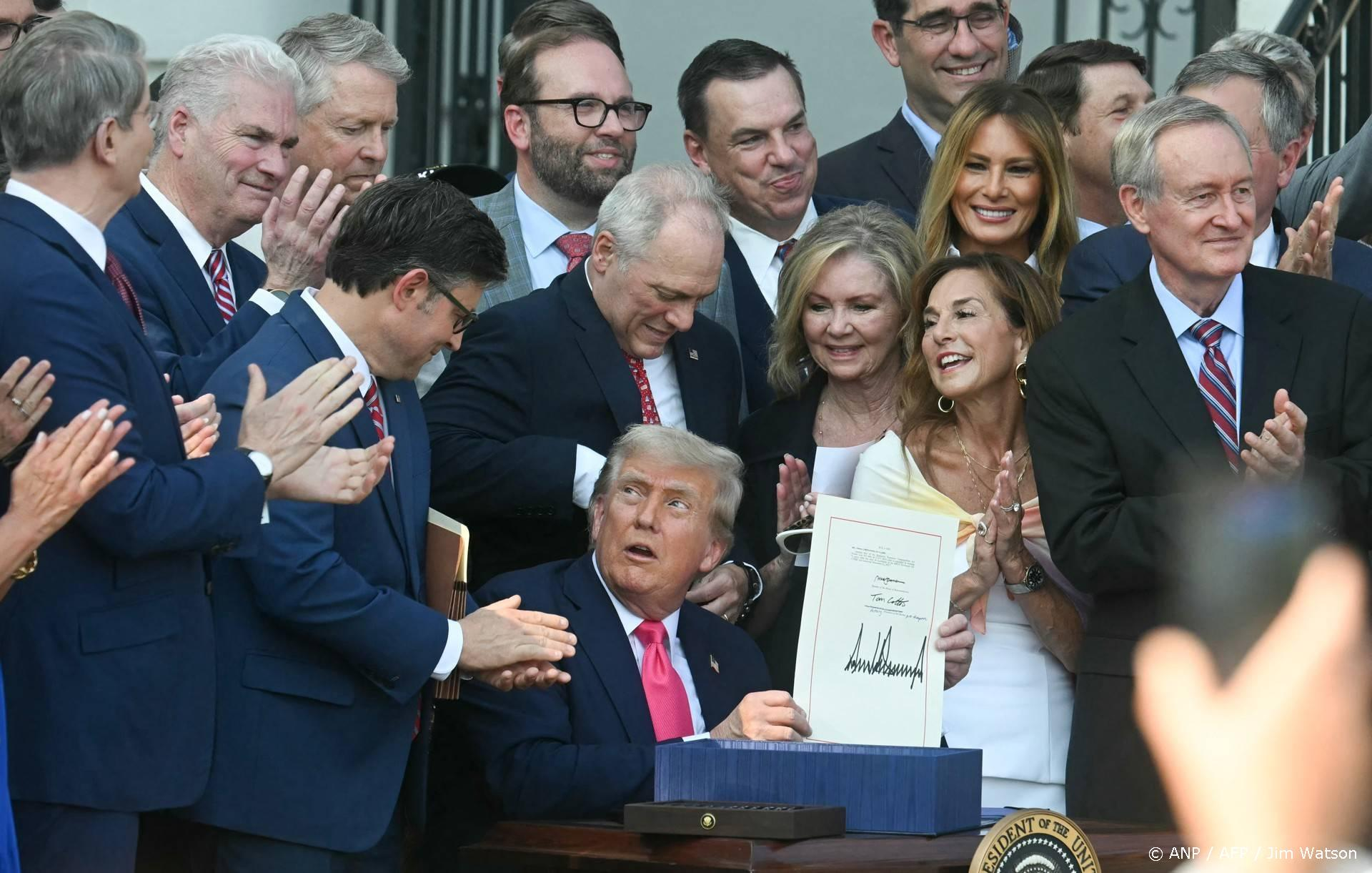 Trump tekent omstreden uitgavenwet: 3300 миллиардов шульдов