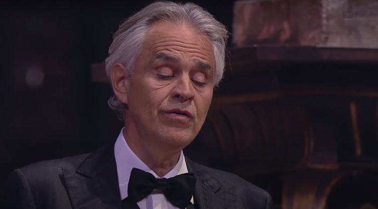 Andrea Bocelli előadás közben a milánói dómban