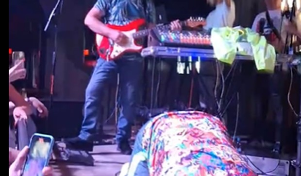 Skandalozno ponašanje DJ Krmaka na nastupu