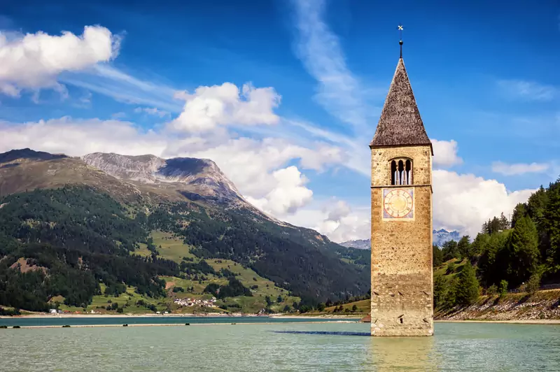 Wieża kościoła w zatopionej miejscowości Graun in Vinschgau, na obszarze zbiornika zaporowego Lago di Resia we włoskiej części Tyrolu