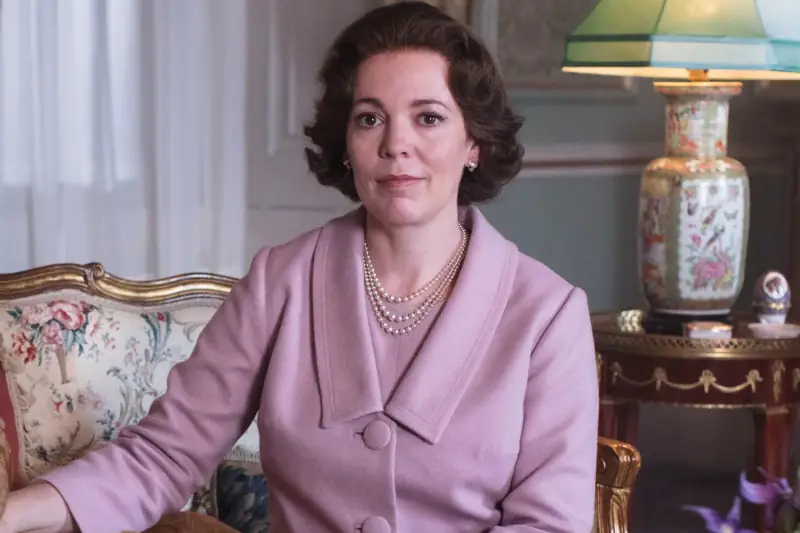 Olivia Colman wcieliła się w dojrzałą królowę Elżbietę. Jej rola obejmuje lata od 1964 do 1990 / mat. prasowe Netflix