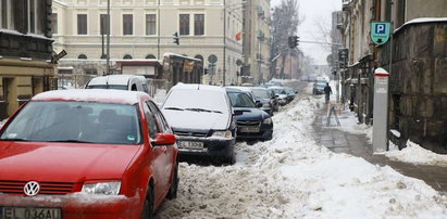 Mamy płacić za parkowanie w zaspach?