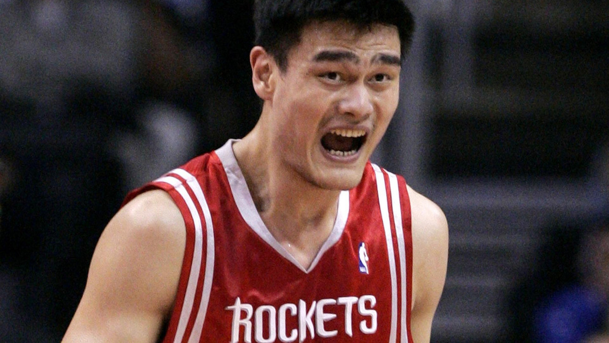 Gwiazda ligi NBA, chiński koszykarz Houston Rockets Yao Ming pozwał jedną z firm produkujących w Państwie Środka sprzęt sportowy za nielegalne wykorzystanie jego nazwiska i logo "Yao Ming Era".