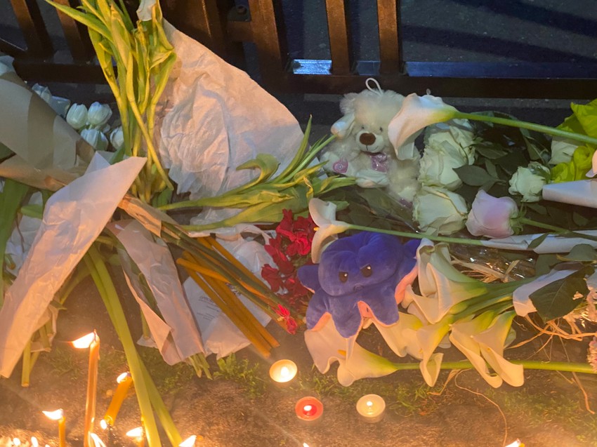 Cveće i plišane igračke ispred osnovne škole