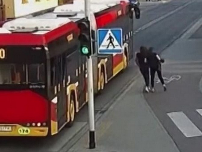 Devojka gurnula drugaricu pod autobus