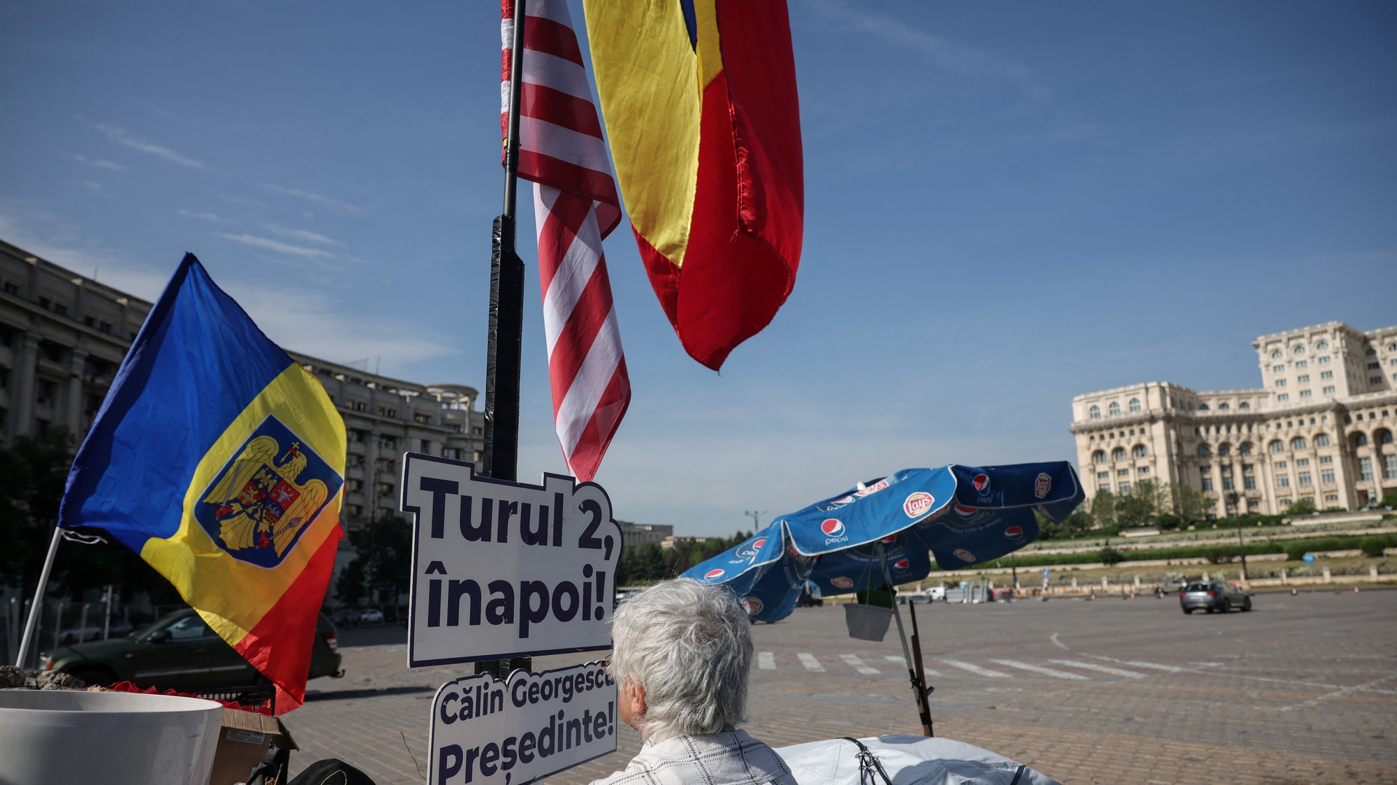 Bežný život po prvom kole prezidentských volieb v Bukurešti, REUTERS/Louisa Gouliamaki